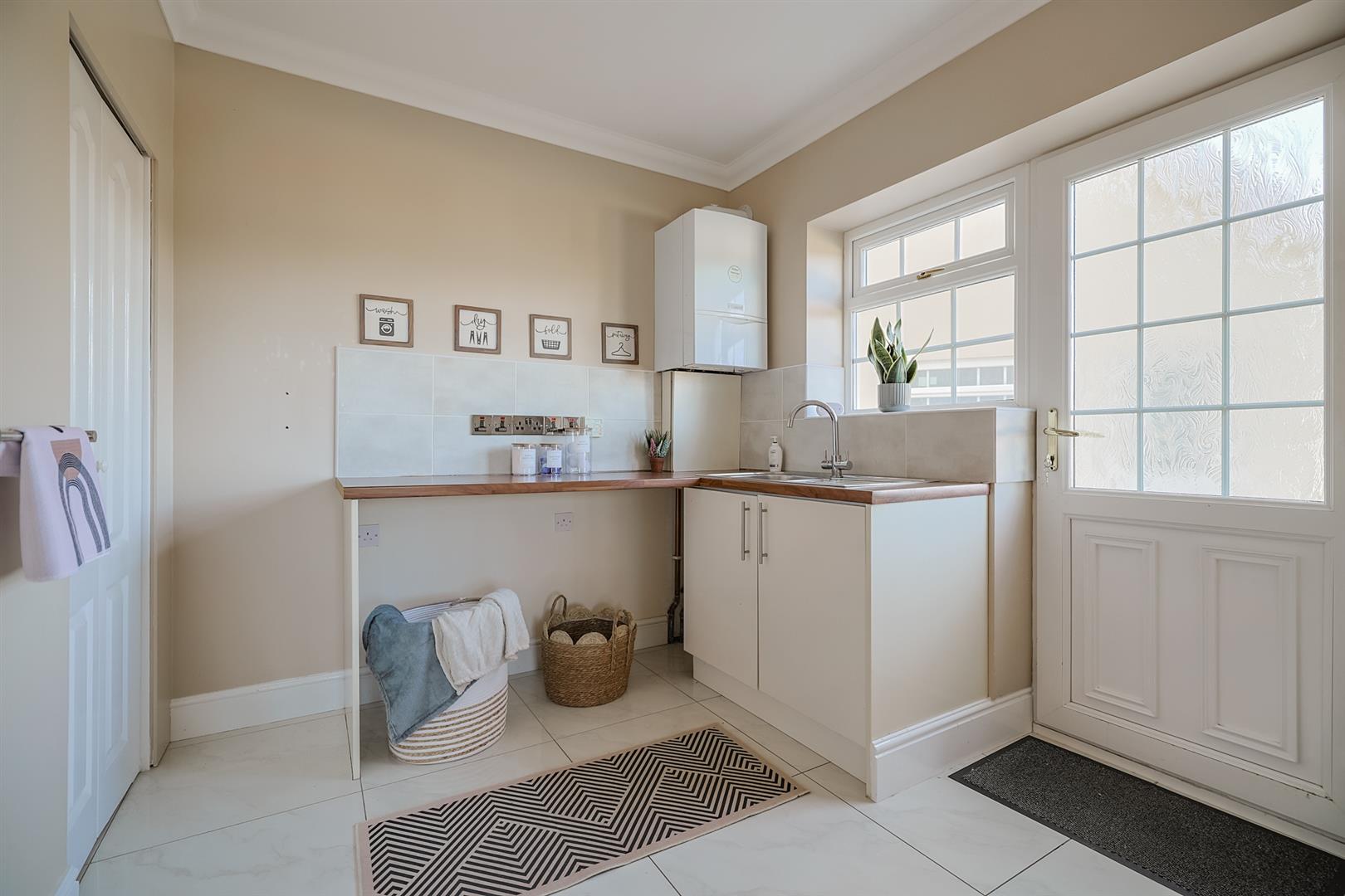 6 Clos Y Parc, Five Roads, Llanelli, SA15 5HB